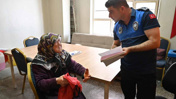 Dilenci kadının bir günde topladığı para zabıtanın masasına sığmadı