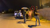 Trafikte defalarca suç işledi; cezayı yiyince gazetecilere mermerle saldırdı