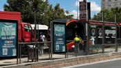 Raylardan karşı perona geçmek isterken canından oldu! Tramvayın altında kaldı