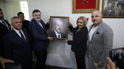 Menderes Belediyesi AKP'ye geçti: Koltuğa oturur oturmaz Erdoğan'ın portresini astı