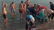 Denizde ölüm kalım anları! İki kız kardeşin yardımına sahildeki doktor ve hemşire yetişti