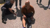 Gazi protezini çıkartıp asfaltın ortasına böyle oturdu! Yürek burkan sözler