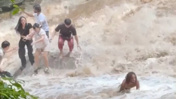 Selfie uğruna ölümden döndüler! Şelalede ani sel baskını turistleri sürükledi