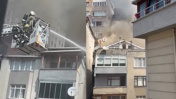 Kağıthane’de korkutan yangın! 4 katlı binanın çatısı alev alev yandı