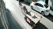 At arabası trafiği birbirine kattı! O anlar kamerada
