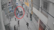 Otomobilini kalabalığın üzerine sürdü! Silah sesleri ve çığlıklar birbirine karıştı