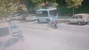 Karşıya geçmek isterken motosiklet çarptı hayatını kaybetti: Kaza kamerada