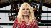 Trump'ın Dolly Parton kararı kural tanımazlığın göstergesi mi, seçmenine şirin görünme derdi mi?
