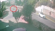Yolun karşısına geçmek isteyen yaşlı kadına otomobil çarptı! Kaza saniye saniye kaydedildi