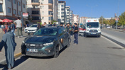 Yolun karşısına geçen polis memuru ve eşi otomobilin çarpmasıyla yaralandı