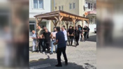 Yıkım kararı verilen okulun kamelyasını 200 metre sırtlayıp taşıdılar