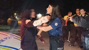 Ters yönde ilerlerken yakalandı: Polislere saldırıp gazetecilere tükürdü