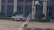 Dev drone köpeği bir güzel serinletti: Bizimki banyoyu bedavaya getirdi!
