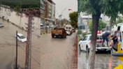 Sağanak bir anda esir aldı: Araçlarda mahsur kaldılar