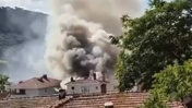 Sarıyer'de korkutan yangın! Çatıdan kopan parçalar minibüsün üzerine düştü