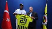 Fenerbahçe'ye Emenike'den anlamlı ziyaret: Kocaman bir aileyiz