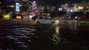 İstanbul'u sağanak vurdu: Megakentte yollar göle döndü