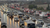 Yağmur İstanbulluları esir aldı! Duraklar tıklım tıklım yollar kilit