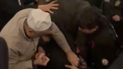 Eyüpsultan Camii'nde büyük panik: Silahını çıkarıp 4 el ateş etti! Gözaltılar var