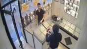 Kuyumcuyu soymaya geldi, kandırılıp kaçtı: Çalışanın akılalmaz hamlesi