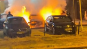 Park halindeki iki otomobili ateşe verdiler! O anlar kamerada
