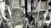 Şoförün görüşünü çantasıyla kapatıp cüzdan çaldı