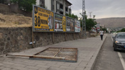 Yoldan geçerken başına reklam panosu devrildi!