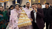 Aşiret düğününde gelin ve damada paradan yelek giydirdiler