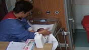 Vicdansız hemşirenin başka bir bebeği daha darbettiği görüntüler! Pişmanım demişti
