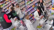 Üç kadından tekme tokat yasak aşk dayağı! Fırsatı bulan erkek de saldırdı