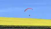 Kanola tarlaları üzerinde yarım saat boyunca paramotorla uçtu