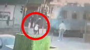 Yolu kısaltmak isteyen motokuryeye tramvay çarptı