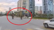 Kamera kaydetti: Otomobil ile 2 motosiklet çarpıştı, arkasına bakmadan kaçtı