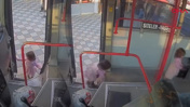 Annesini bulamadı emekleyerek otobüse bindi! 2 yaşındaki çocuğun o anları kamerada