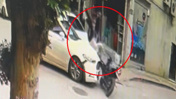 Otomobil ile motosiklet kafa kafaya çarpıştı: Kaza anı kamerada