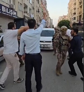 Kuytulculardan hayretlere düşüren eylem! Özel harekata direnip aracın önüne yattılar - Resim : 2