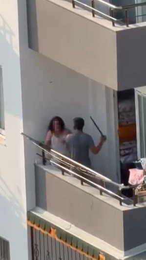 Balkonda sopayla dövüp saçından sürükledi! Kadının çığlıkları mahalleyi inletti - Resim : 1