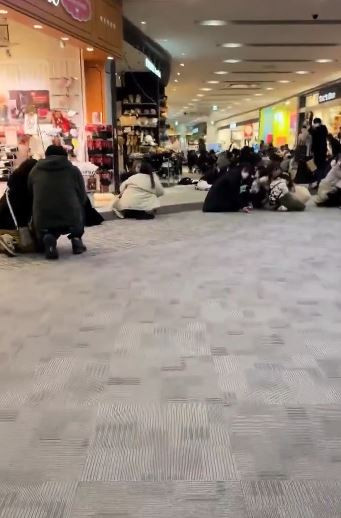 Japonlar 7.1'lik depremde aynı hareketi yaptı! Resmen tek vücut oldular - Resim : 1