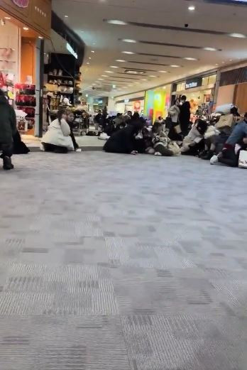 Japonlar 7.1'lik depremde aynı hareketi yaptı! Resmen tek vücut oldular - Resim : 2