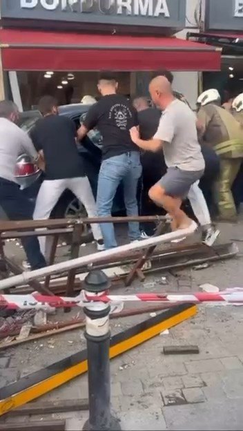 Kaldırımdaki vatandaşları eze eze üzerlerinden geçmiş! Beykoz'daki feci kazanın görüntüleri ortaya çıktı - Resim : 1