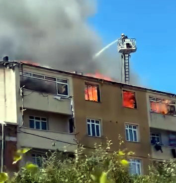 Avcılar'da çatı yangını! İki daire küle döndü - Resim : 2