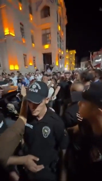 AKP'li Uğur Işılak konserden çıkar çıkmaz çakarlı aracına bindi! Polis koruması eşliğinde - Resim : 1