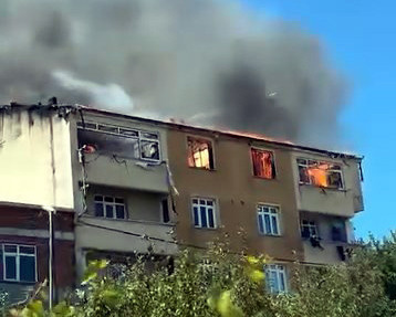Avcılar'da çatı yangını! İki daire küle döndü - Resim : 1