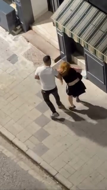 Sokakta sürüklenen kadın çığlık atarak yardım istedi! "Beni öldürecek yardım edin" - Resim : 1