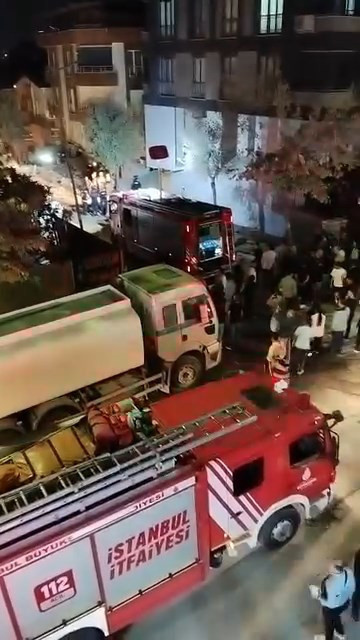 Son Dakika | Yıkım sırasında bina çöktü: Yoldan geçen 2 kişi yaralandı - Resim : 1