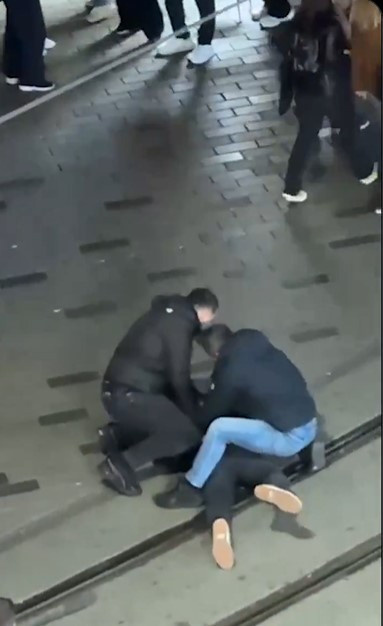 Soma'da ölen madenciler için yürüdüler: Çok sayıda genç darbedilerek gözaltına alındı! - Resim : 1