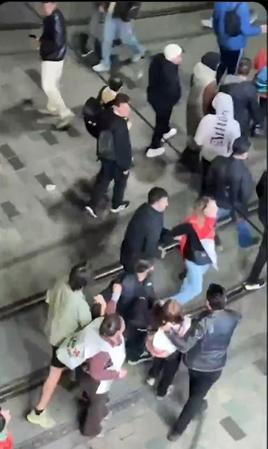 Soma'da ölen madenciler için yürüdüler: Çok sayıda genç darbedilerek gözaltına alındı! - Resim : 2