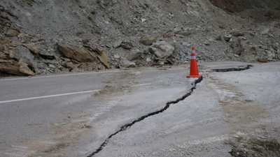 Tokat’ta yol çöktü: Asfalt ikiye yarıldı!