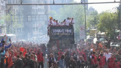 Şampiyon Galatasaray kutlamalar için yola çıktı