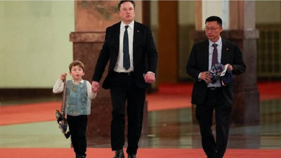 Musk’ın oğlunun omzundaki çanta Çin’i karıştırdı! Fiyatını duyan inanamadı